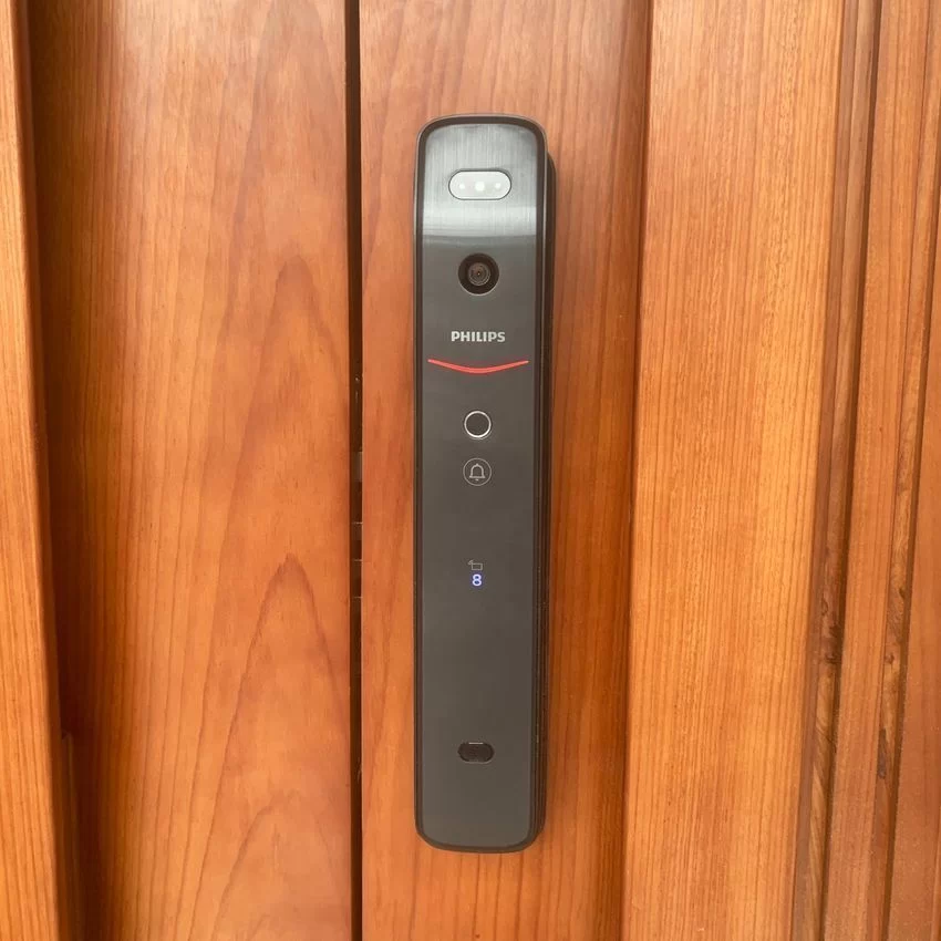 Khóa cửa nhận diện khuôn mặt Philips DDL709 lắp trên cửa thực tế Khóa cửa nhận diện khuôn mặt Philips DDL709 lắp thực tế